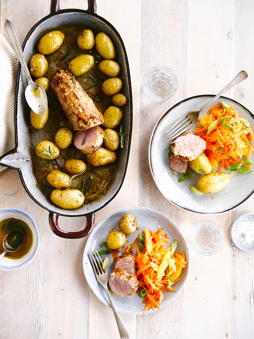 Gebratenes Schweinefilet, Rosmarinkartoffeln, geriebener Karottensalat mit Orange.