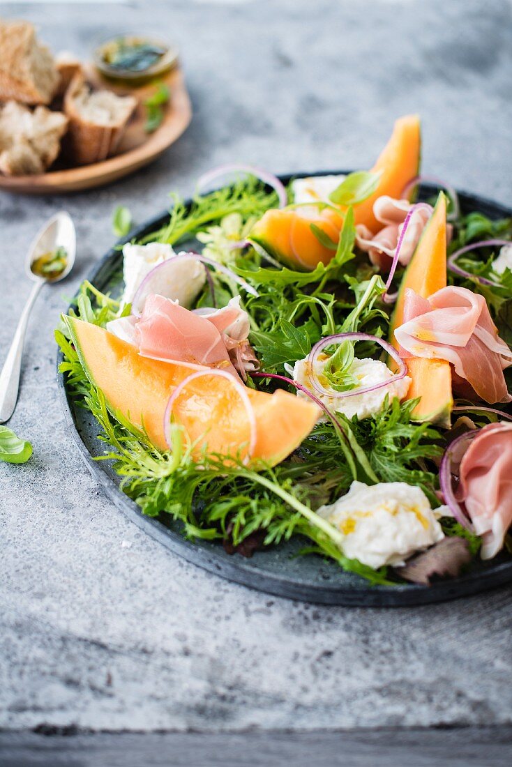 Salat mit Melone, geräuchertem Schinken und Mozzarella