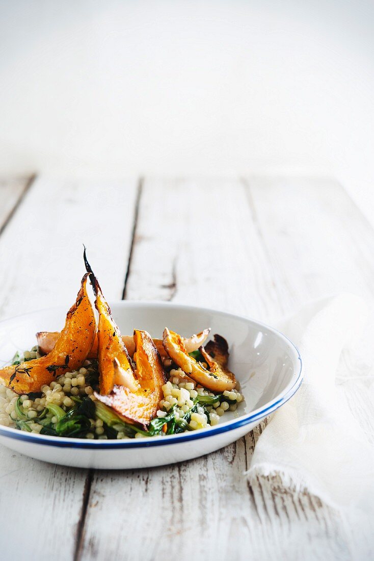 Fregula-Risotto mit Butternusskürbis und Mangold