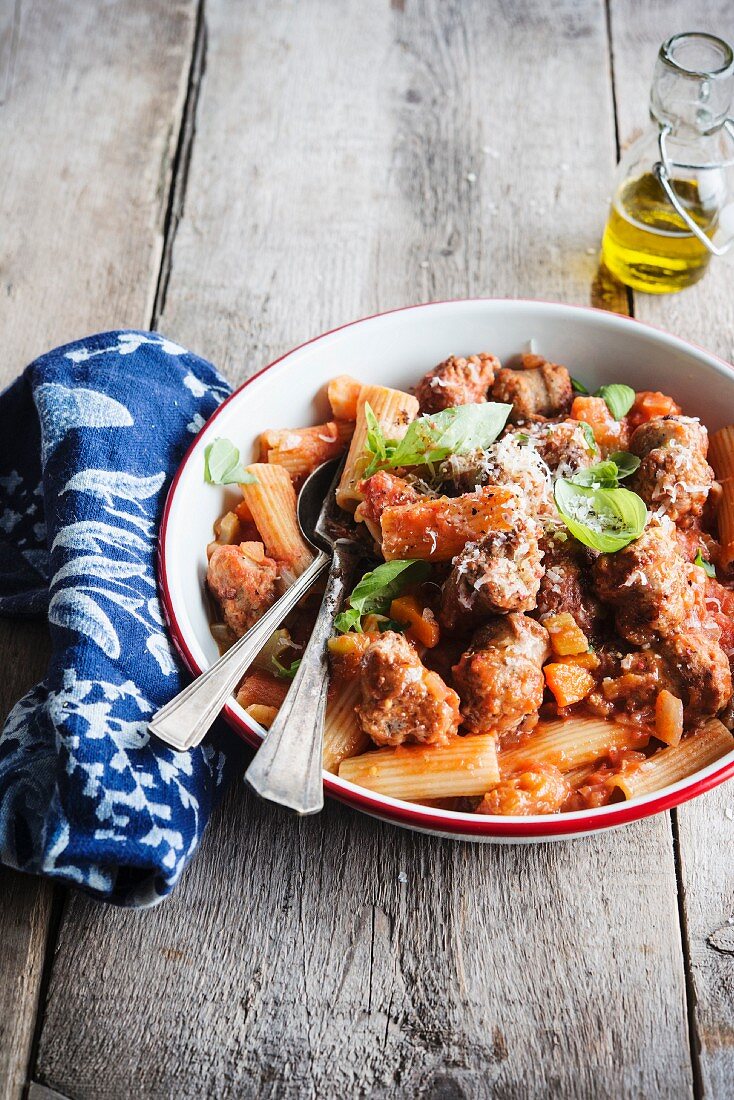 Rigatoni in tomato sauce with sausages