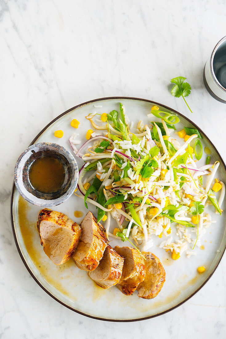 Schweinefilet Mignon, asiatischer Salat mit Soja und Mais.