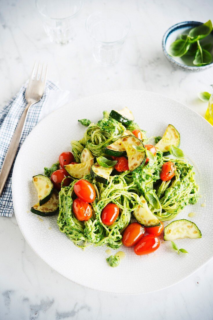 Spaghettis with spinach pesto, roasted courgettes and cherry tomatoes
