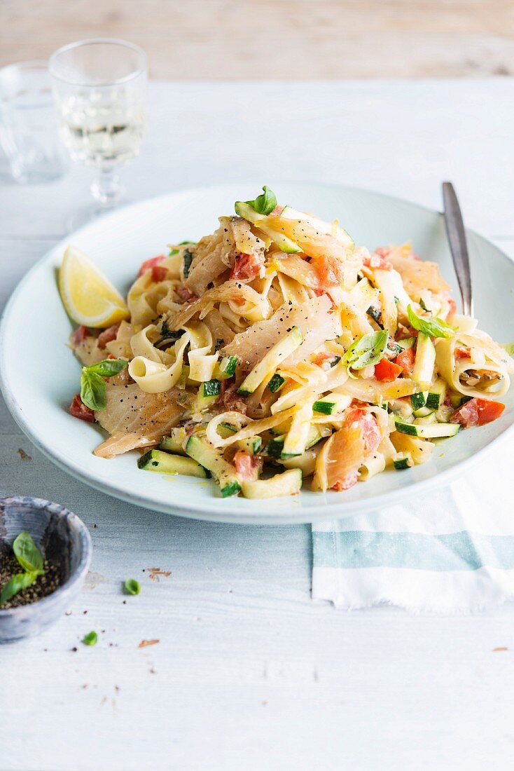 Tagliatelle mit Heilbutt, Zucchini und Tomaten