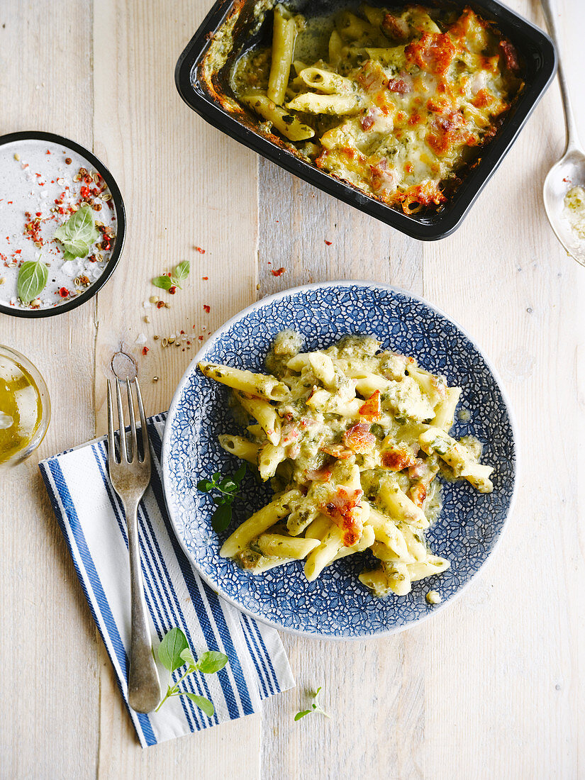 Penne-Auflauf mit Spinat und Bacon