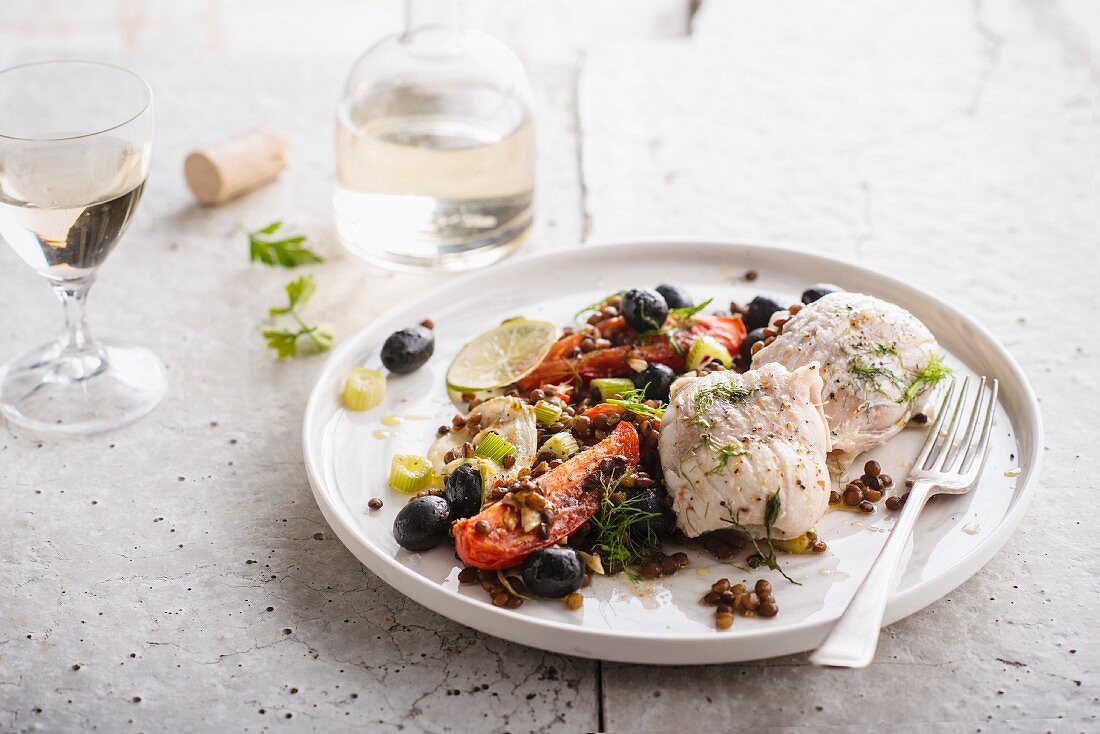 Fischfilet mit Dill und Linsen mit schwarzen Oliven, eingelegten Tomaten und Limette