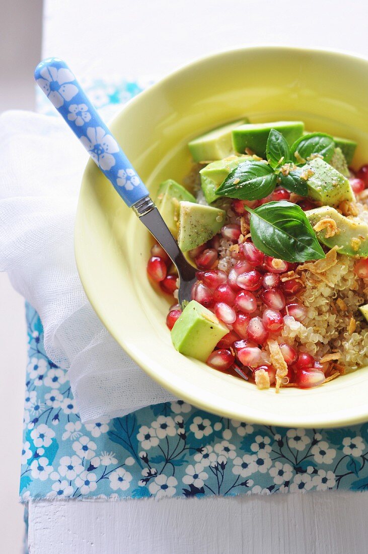 Quinoasalat mit Avocado, Granatapfel und Basilikum