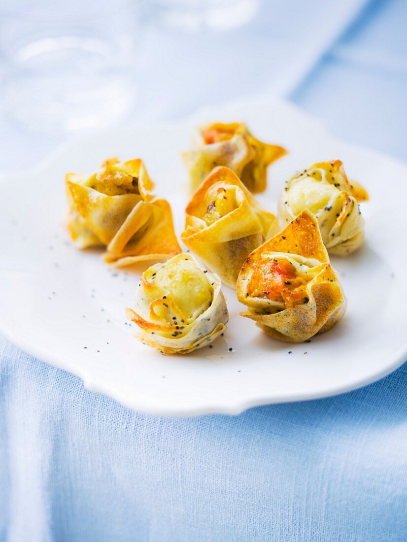 Pikante Häppchen mit Ziegenkäse und Mohn in Form von Rosenknospen