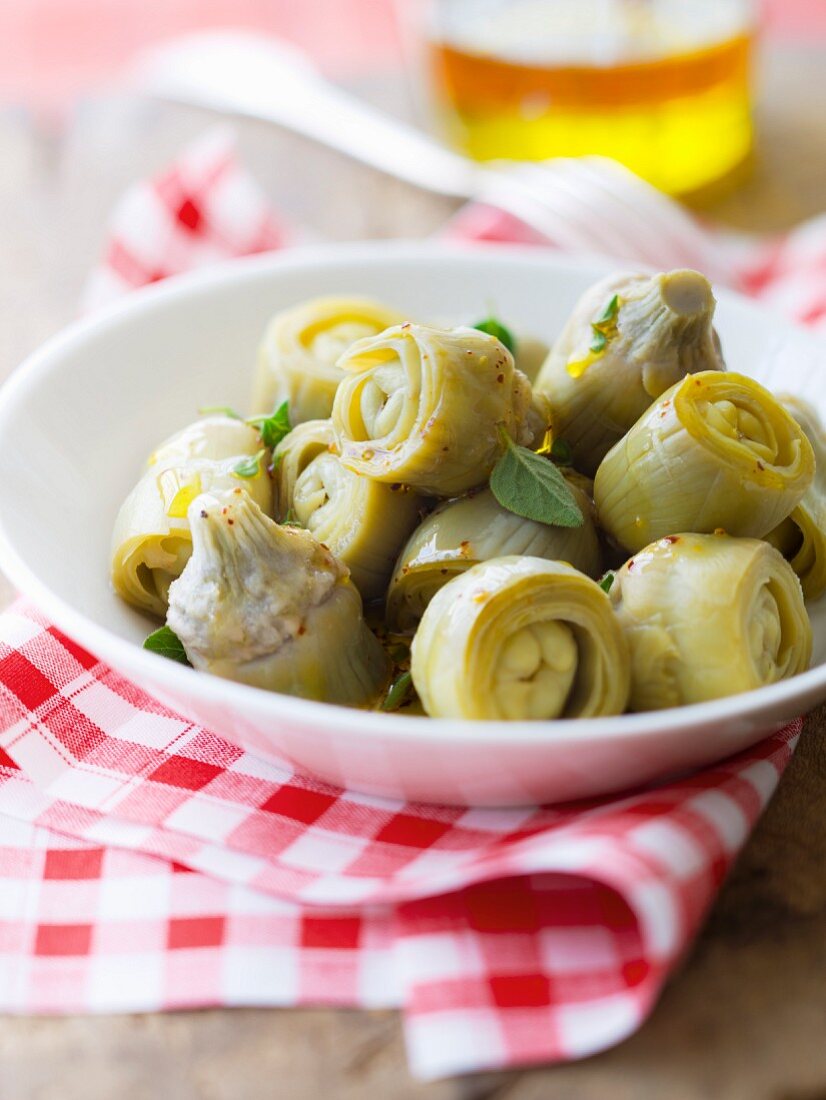 Artichoke salad with olive oil and sage
