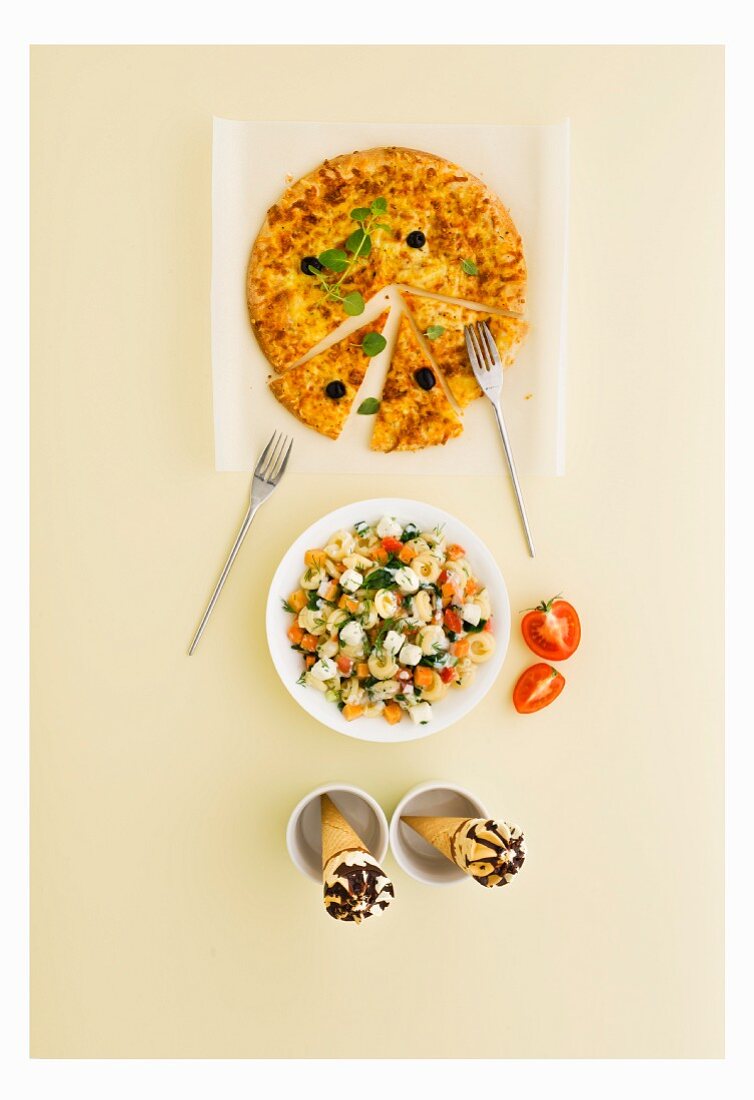 Italienisches Menü mit Pizza, Nudelsalat und Cornetto