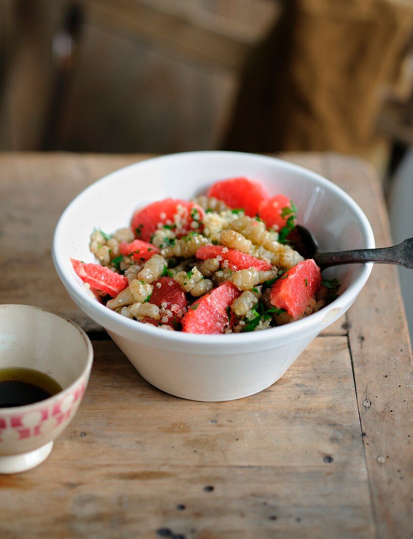 Salat mit Knollenziest, Quinoa, Grapefruit und Kräutern