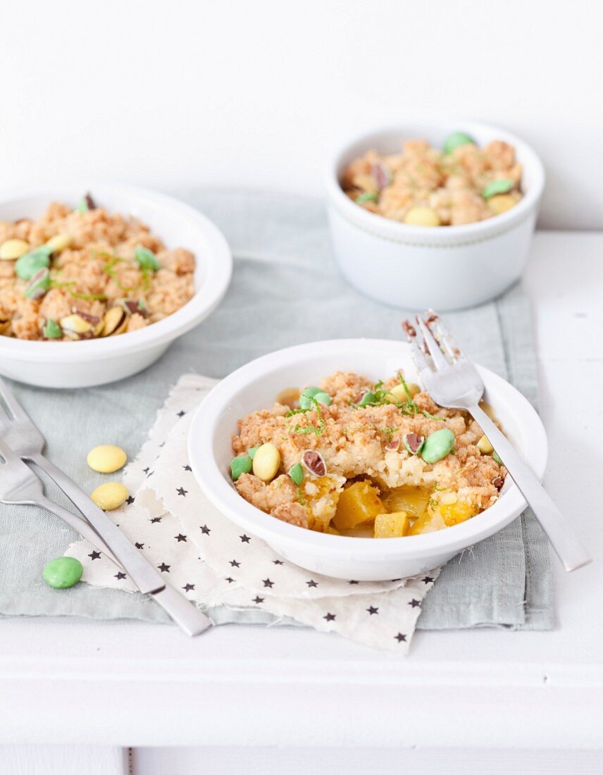 Ananas-Crumble mit Smarties und Limettenzesten