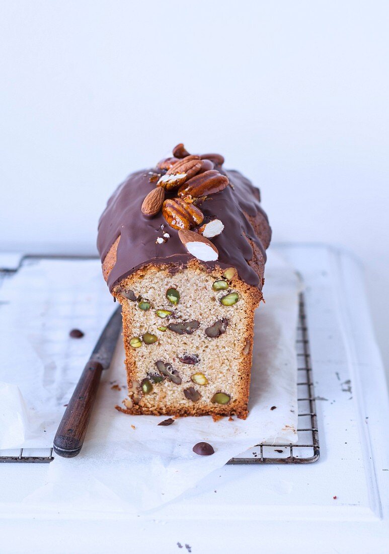 Kastenkuchen mit Trockenfrüchten und Guss aus dunkler Schokolade