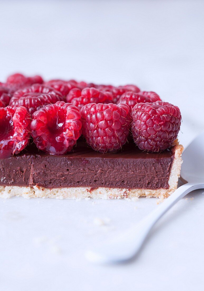 Mürbteigtörtchen mit Schokolade und Himbeeren