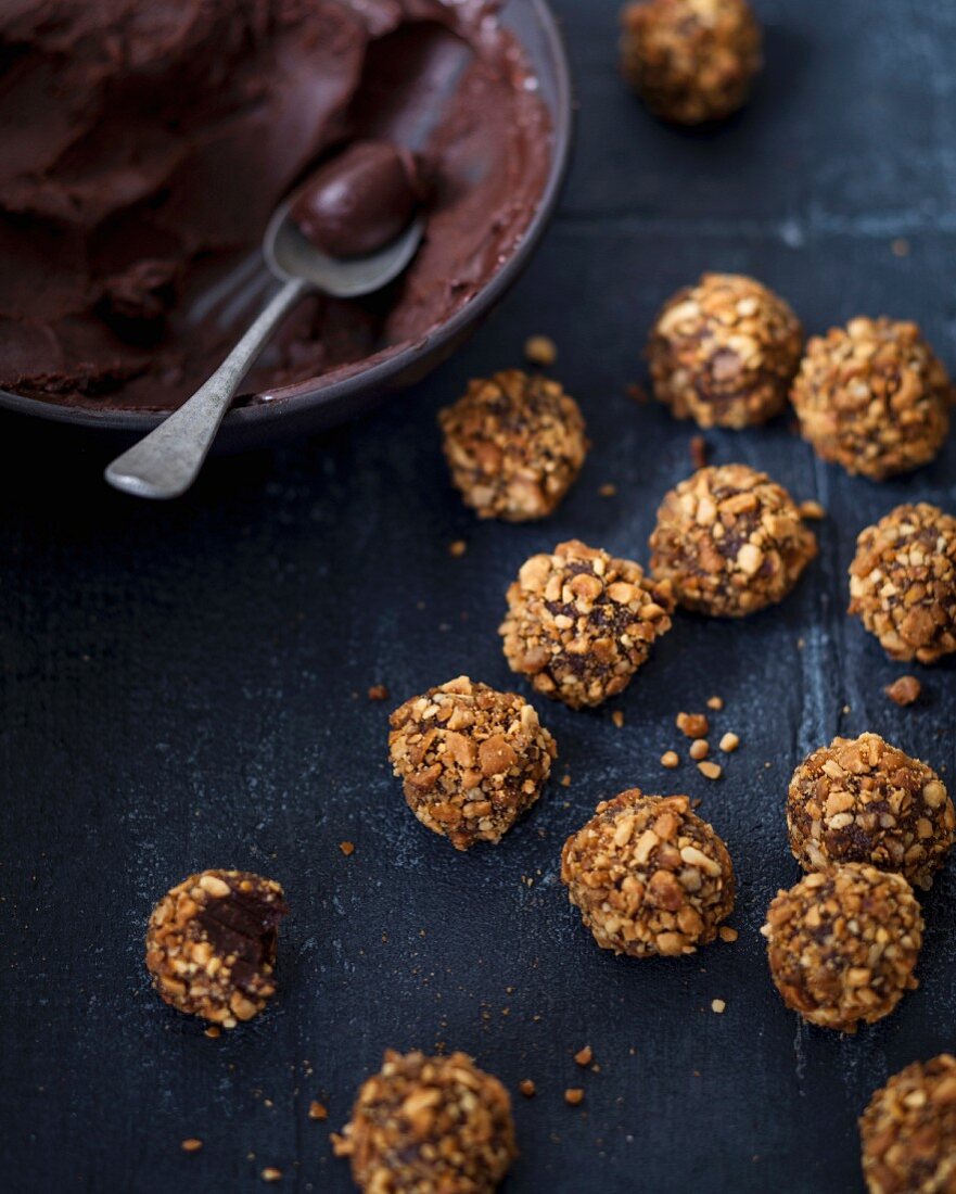 Schokoladentrüffel mit Haselnuss-Praliné