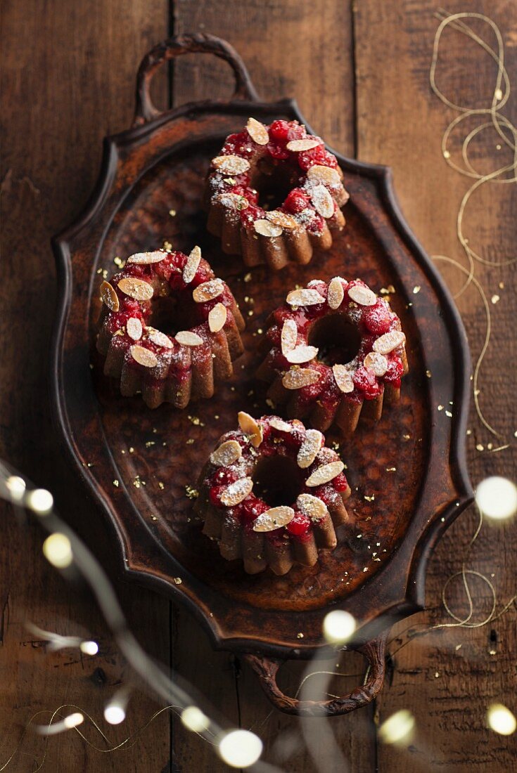 Petit gâteau de Savoie (Savoyer Biskuitküchlein, Frankreich) mit Schokolade, Himbeeren und Cranberry