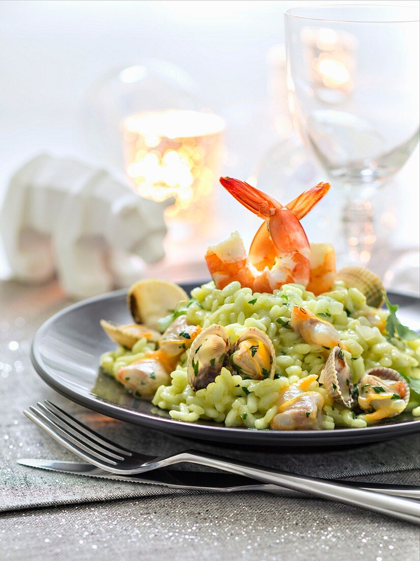 Risotto mit grünem Curry, Herzmuscheln und Garnelen