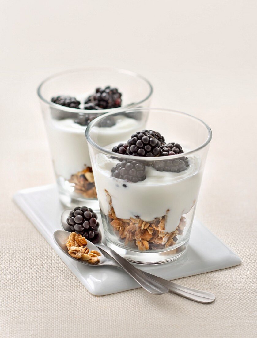 Granola-Müsli mit Joghurt und Brombeeren