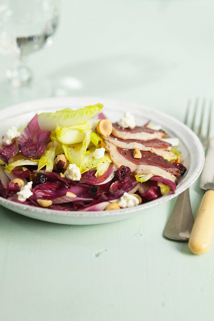 Salat mit zweierlei Chicorée, Blumenkohl, Trockenfrüchten und geräucherter Entenbrust