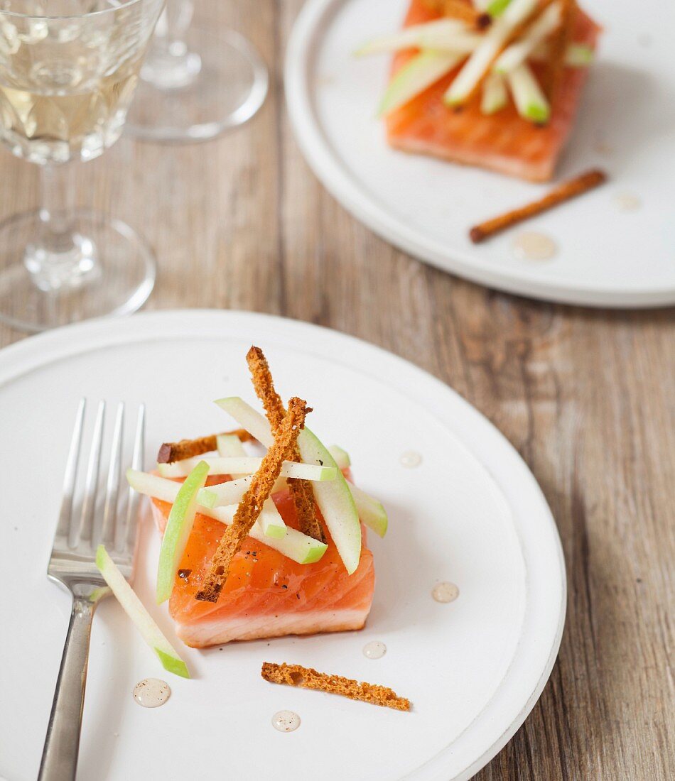 Lachs-Tataki mit Apfel- und Honigbrotsticks mit Akazienhonig und Pfeffer