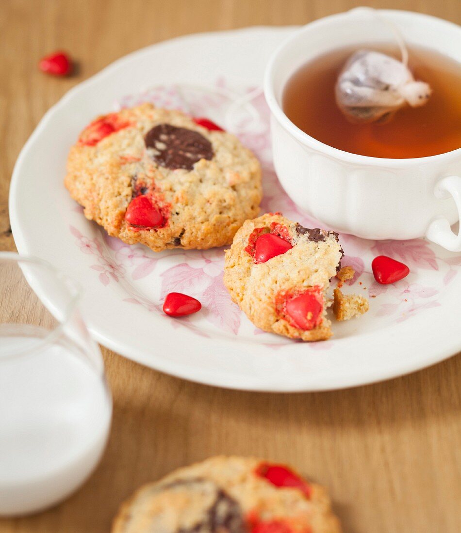 Cookies mit Bonbons und Schokotropfen dazu Bergamottentee