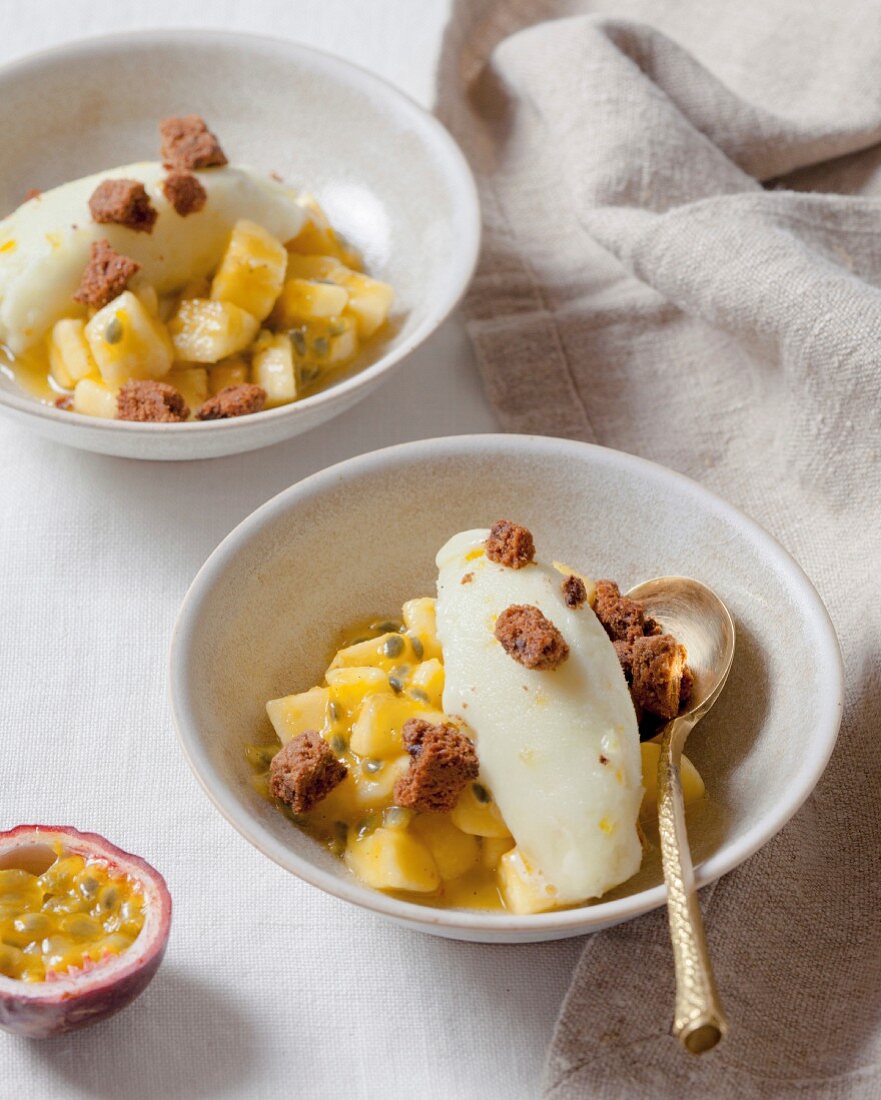 Obstsalat mit Apfel, Ananas und Passionsfrucht, Ztronensorbetnocke und zerbröselte Schokokekse