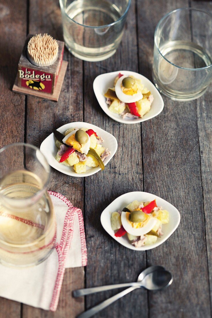 Salat mit Kartoffeln, Paprika, Thunfisch und Ei