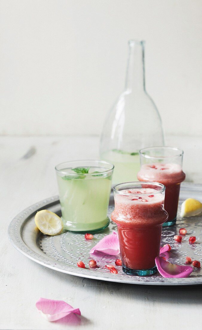 Wassermelonensaft mit Rosenwasser und Ingwersaft mit Zitrone