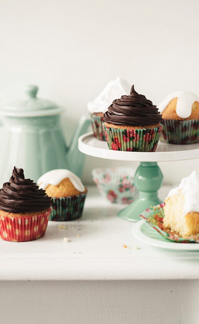 Verschiedene Cupcakes: mit Zitronenguss, Schokoladenganache und italienischem Baiser