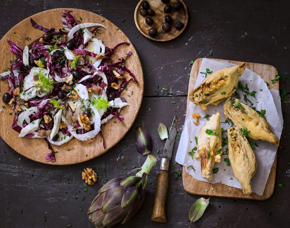 Auberginenbeignets und Salat mit Fenchel, Radicchio, Gorgonzola, Sardellen, Oliven und Walnüssen