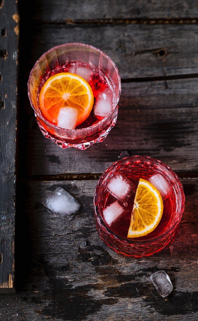 Glas Spritz und Glas Negroni