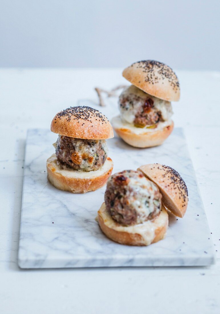 Mini-Burger mit mediterranen Lammhackbällchen, Mozzarella und Parmesansauce