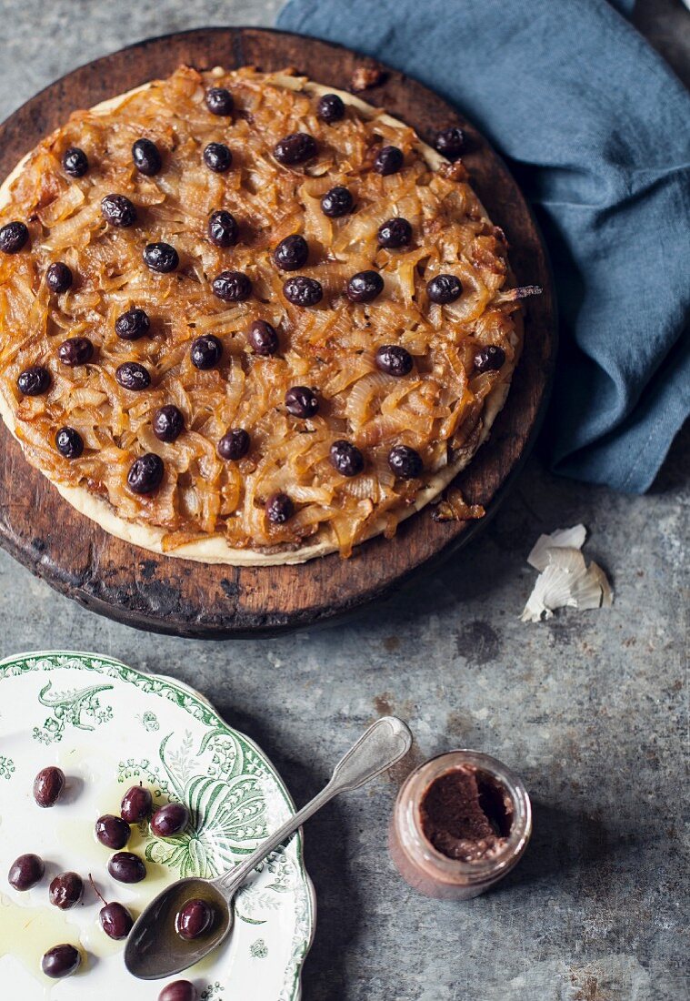 Pissaladière mit weissen Zwiebeln und schwarzen Oliven