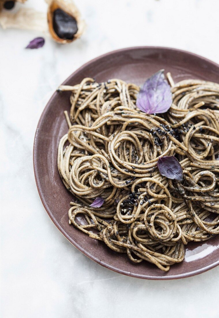 Sobanudeln mit schwarzem Pesto aus lila Basilikum, schwarzem Sesam und schwarzem Knoblauch