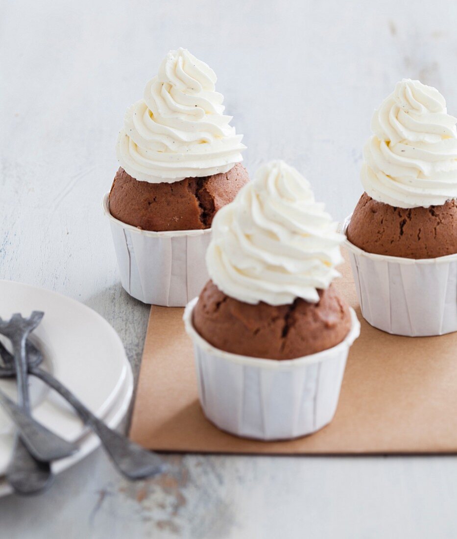 Kakao-Cupcakes mit Buttercreme und italienischem Baiser