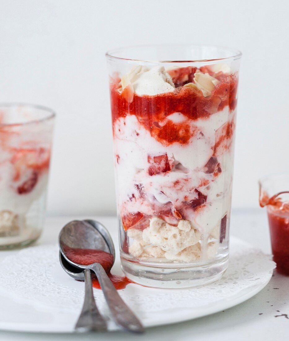 Eton Mess (Englisches Dessert) mit frischen Erdbeeren und Erdbeersauce