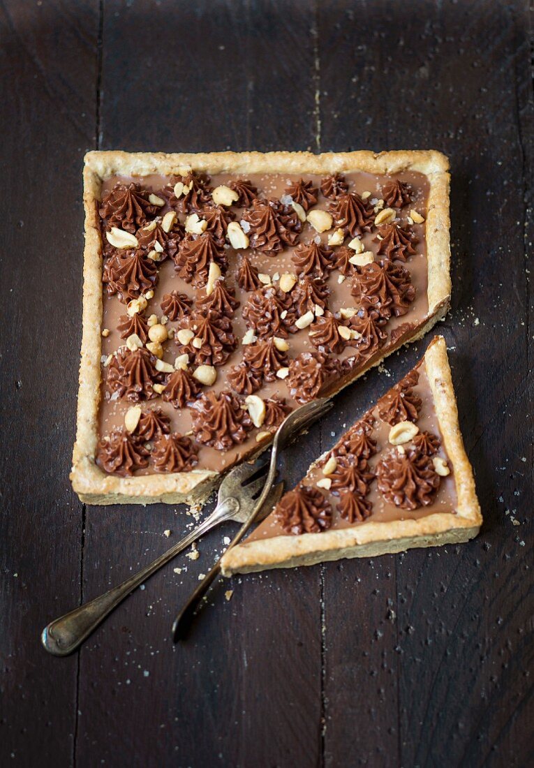 Viereckige Schokoladen-Erdnuss-Tarte