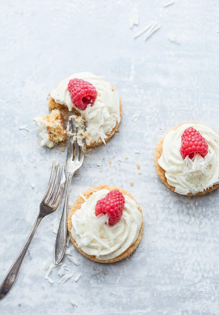 Sandteigtörtchen mit weisser Schokolade und Himbeeren