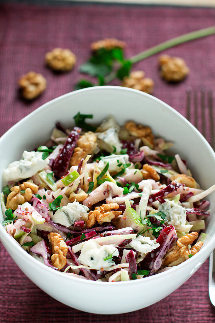 Salat mit Rotkohl, Fenchel, Apfel, Gorgonzola und Walnüssen