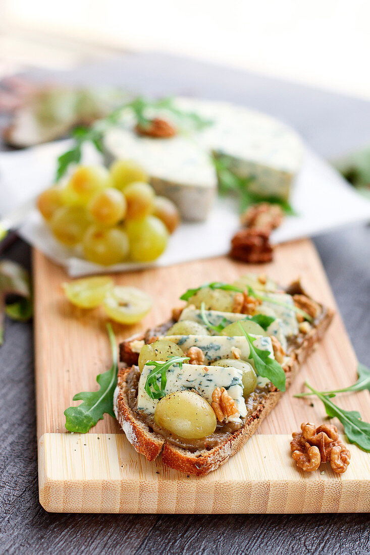 Aubergine caviar, white grapes, fourme d'Ambert and walnuts on toast