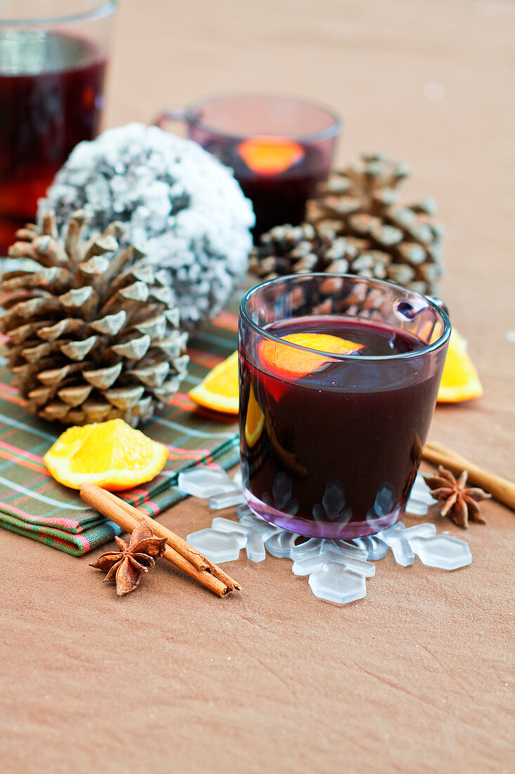 Glühwein mit Zimt und Sternanis