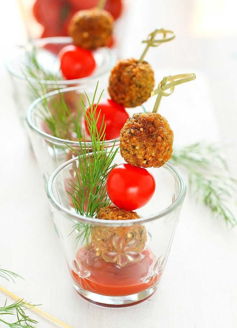 Kirschtomaten-Quinoabällchen-Spiesse auf Tomatensauce