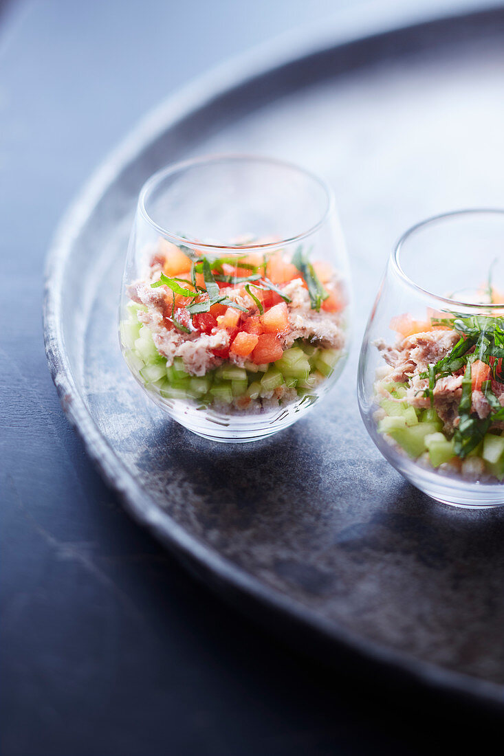 Erfrischender Tomaten-Krabbenfleisch-Thunfisch-Cocktail