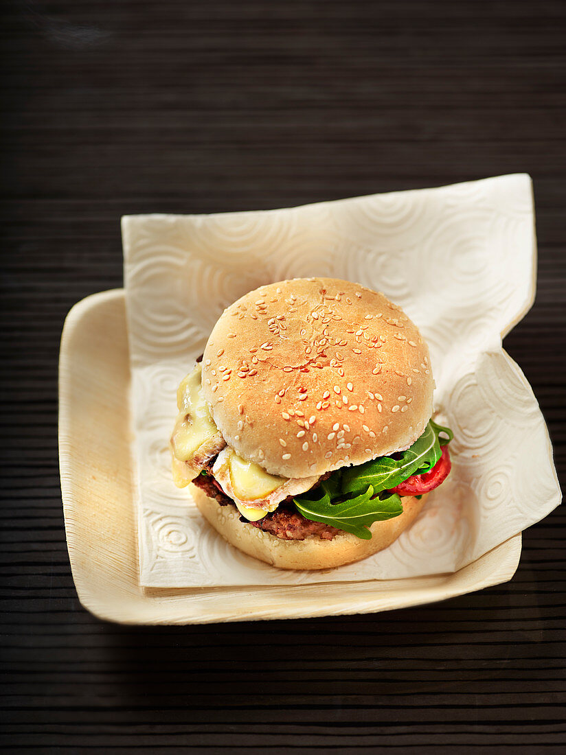 Omas Hamburger mit Rindfleisch, Tomate, Rucola und Münsterkäse