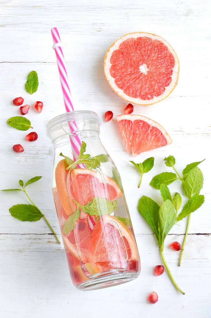 Detox-Wasser mit Grapefruit, Granatapfel und Minze