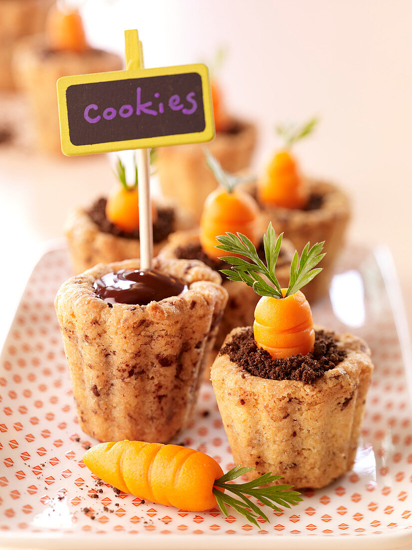 Duo von Oster-Cookies: Ganache mit gemahlenen Oreokeksen und Marzipankarotten