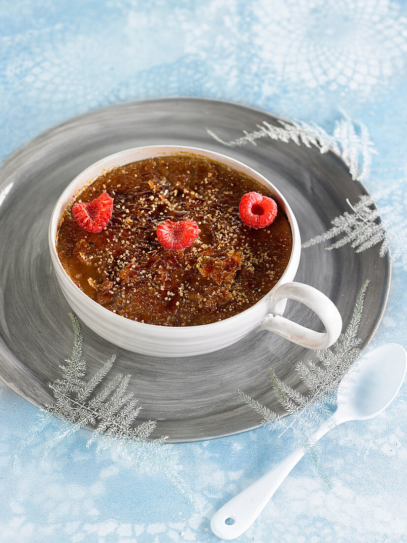 Creme Brulée mit Gewürzen und frischen Himbeeren