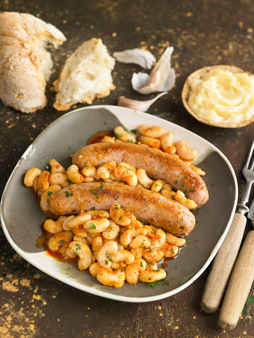 Botifarra (Schweinsbratwurst, Katalonien) mit weissen Bohnen