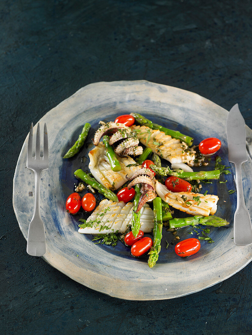 Grilled squid with asparagus and small tomatoes