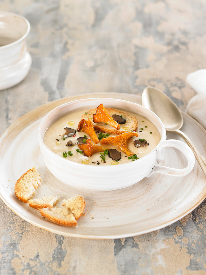 Celeriac soup with chanterelles and truffle