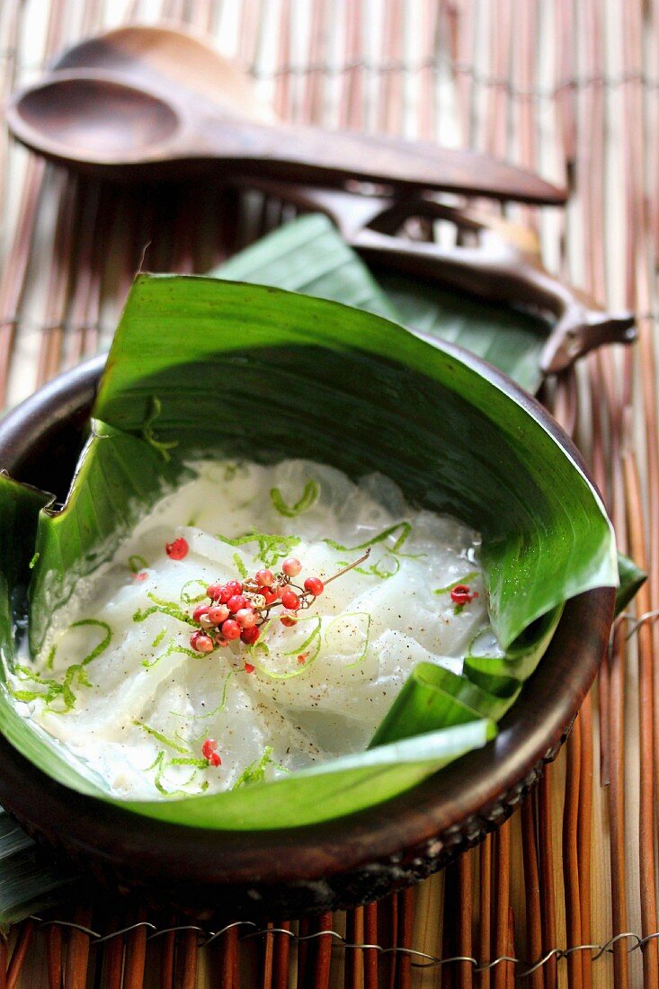 Roher Fisch mit Kokosmilch und Limette